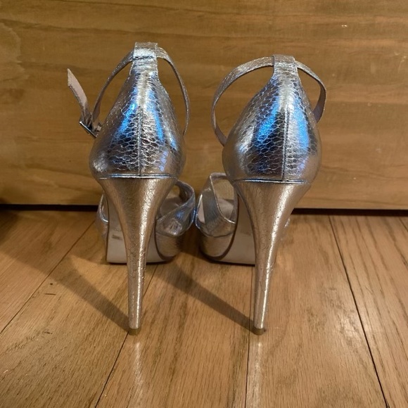 Silver heels - Picture 2 of 4